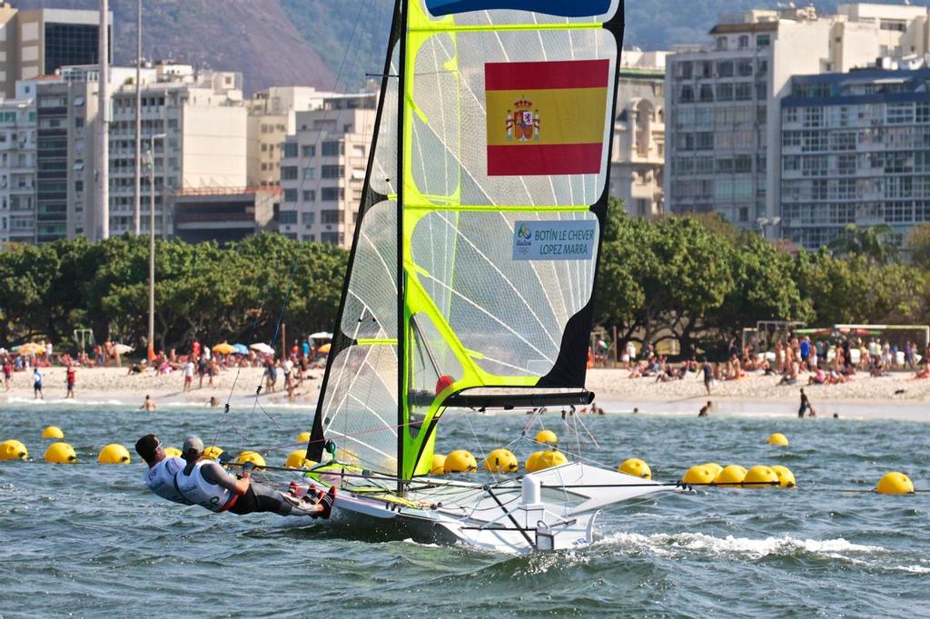 The Medal Race course was set very close to the fans on the beach © Richard Gladwell www.photosport.co.nz